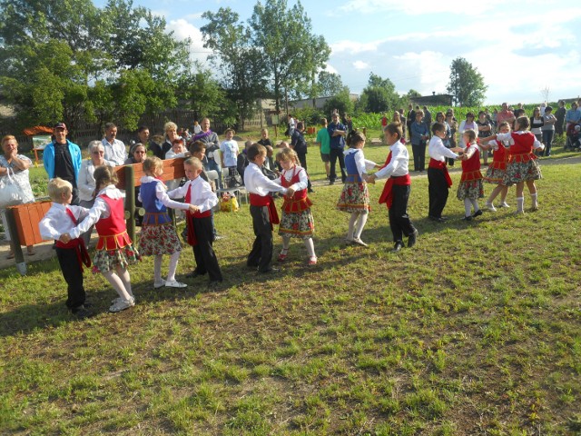 Nie mogło zabraknąć ludowych akcentów. Tańczą dzieci ze szkoły w Niszczewach