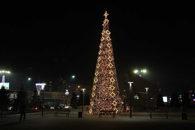 Naprawdę trudno powiedzieć, które z bożonarodzeniowych drzewek jest najpiękniejsze. Ta choinka stanęła w Dąbrowie Górniczej.Przeglądajcie galerię dalej:
