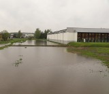 Teren w pobliżu nowego Lidla w Katowicach zalany! Wystarczyło trochę deszczu i utworzyło się potężne jezioro