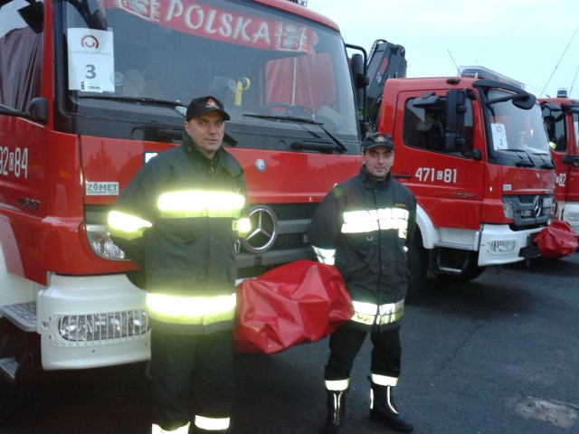 Jacek Lewczyński (z lewej) i   Arkadiusz Hausz  w drodze do Charkowa. Cały konwój humanitarny liczył 36 ciężarówek