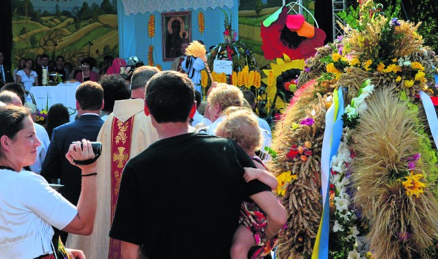 Podczas dożynek żar lał się z nieba, ale  mieszkańcy przyszli podziwiać  piękne wieńce