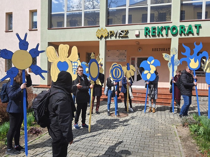Kwiaty dla Ukrainy, czyli artystyczna akcja solidarności z narodem ukraińskim studentów PWSZ w Nowym Sączu