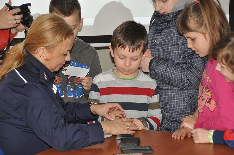 Dzieci ze Staporkowa u koneckich policjantów