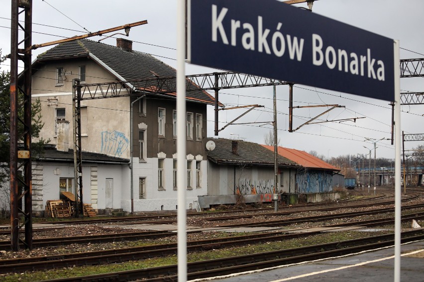 Dogodne przejście przez tory blokowały składy towarowe....