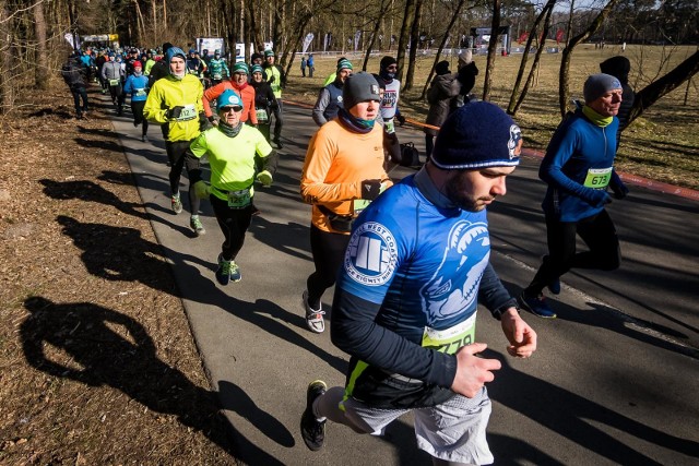 Zawody biegowe City Trail w Myślęcinku - ZOBACZ WIDEO.Mimo bardzo mroźnej pogody wielu biegaczy stawiło się w Myślęcinku, by zmierzyć się w zawodach City Trail. Do przebiegnięcia było 5 kilometrów. Zobaczcie zdjęcia.