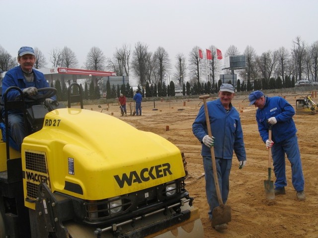 - Kończymy roboty ziemne i niedługo zaczniemy wylewać betonową płytę - mówili nam budowlańcy: Ryszard Szymański (od lewej), Bronisław Nastaga i Zygmunt Jabłoński.