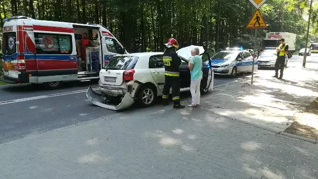 Do zderzenia doszło na ulicy Piłsudskiego w Policach. W obu autach podróżowało łącznie pięć osób. Na miejsce zdarzenia przyjechały dwa zastępy straży pożarnej oraz samochód operacyjny z komendy. Osób poszkodowanych nie było. Na miejscu zdarzenia było również pogotowie i policja. Zobacz także: Oceniamy szczecińskich kierowców. Oto ich największe wady [WIDEO]                    