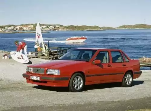 Fot. Volvo: Volvo 850  to duży samochód obszernym wnętrzu, cieszący się dobrą opinią. Na zdjęciu wersja sedan.
