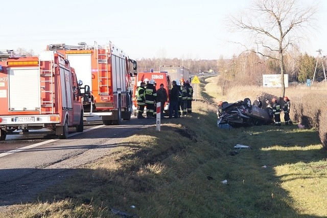 Koziegłowy: Tir zepchnął osobówkę z drogi. Dwie osoby w szpitalu