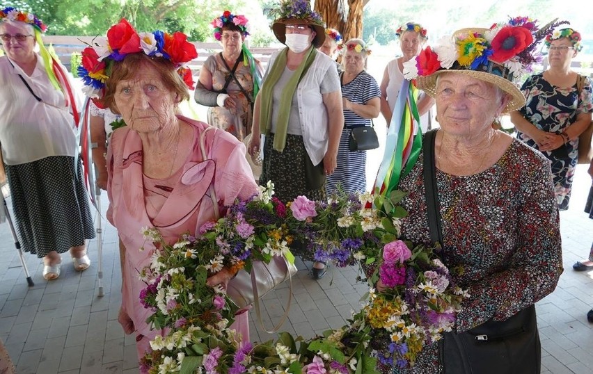 Wianki świętojańskie w gminie Inowrocław. Seniorzy spotkali się w Łojewie na powitaniu lata [zdjęcia]