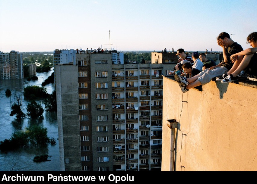 Powódź Tysiąclecia w Opolu. Młodzież obserwuje sytuację z...