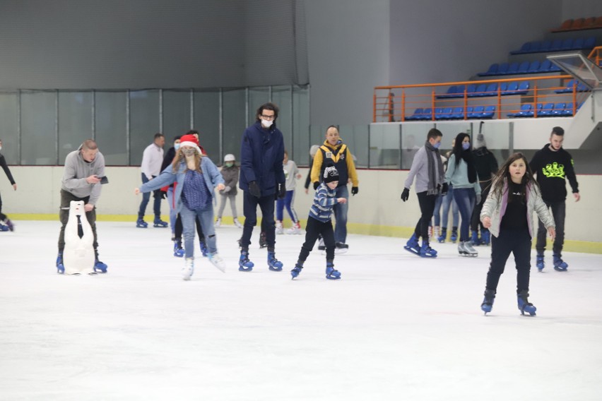 Miłośnicy zimowych sportów jeszcze mogą korzystać z lodowisk...