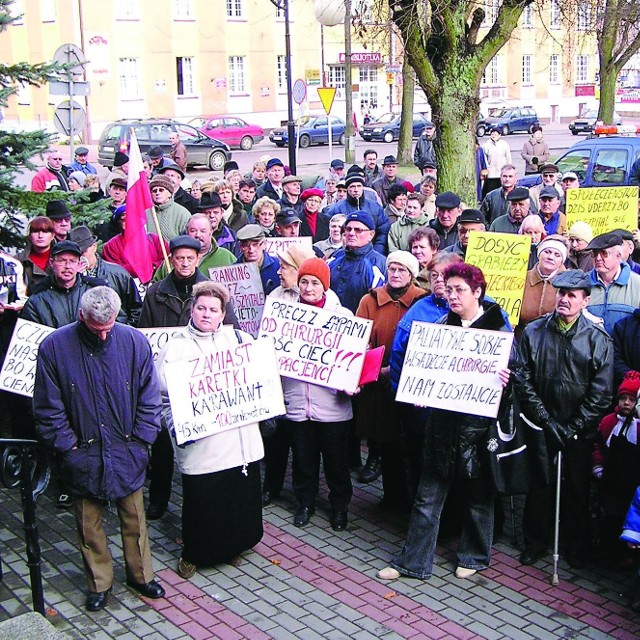 Protest w sprawie szpitala przed miasteckim ratuszem.