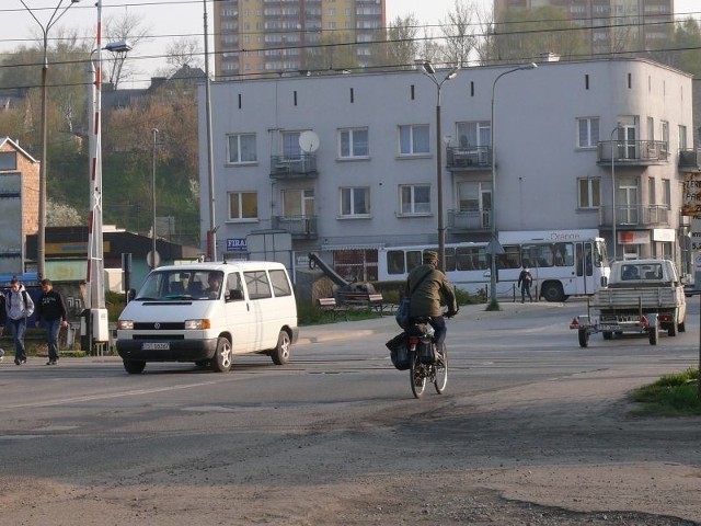 Dziurawa jezdnia na przejeździe kolejowym w Starachowicach Zachodnich będzie remontowana.