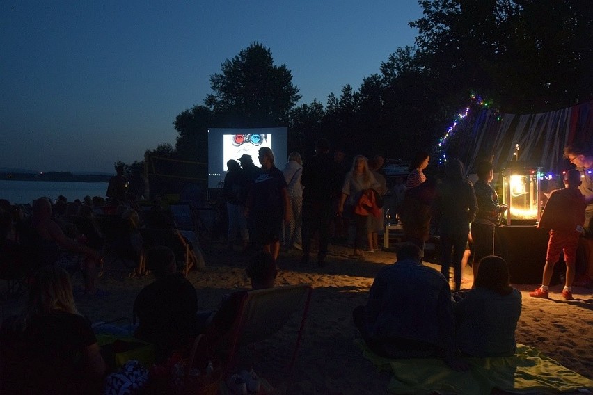 Wystartowało kino letnie nad Zalewem Mietkowskim. Duża frekwencja [ZDJĘCIA]