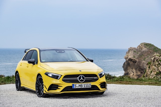 Mercedes-AMG A 35 4MATICMercedes-AMG wprowadza do oferty zupełnie nowy bazowy model. Bazuje on na najnowszej przednionapędowej platformie Mercedesa i jest zasilany nową benzynową jednostką 2.0 turbo o mocy 306 KM. Fot. Mercedes-Benz