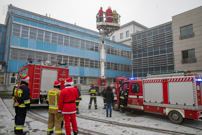 Święty Mikołaj odwiedził dzieci w szpitalu. Machał im ze strażackiego podnośnika