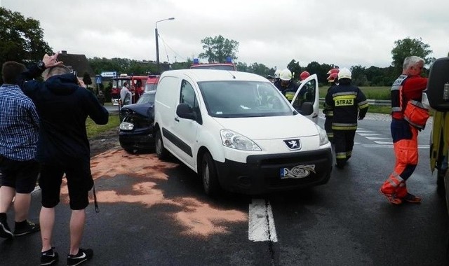 W Suchorzu na drodze krajowej nr 21 kierująca volkswagenem nie zachowała ostrożności i uderzyła w tył samochodu marki Peugeot. Do szpitala z niegroźnymi obrażeniami trafił kierowca peugeota. (ang)