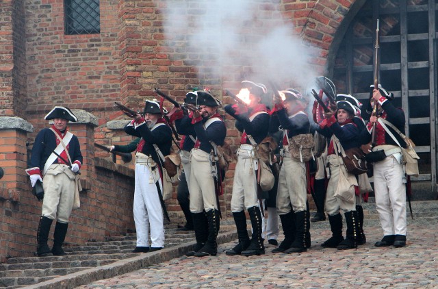 W ramach "Dni Twierdzy Grudziądz" rekonstruktorzy przedstawili widowisko przedstawiające wydarzenia z roku 1807 r., gdy wojska heskie zdobywały miasto z rąk pruskich.