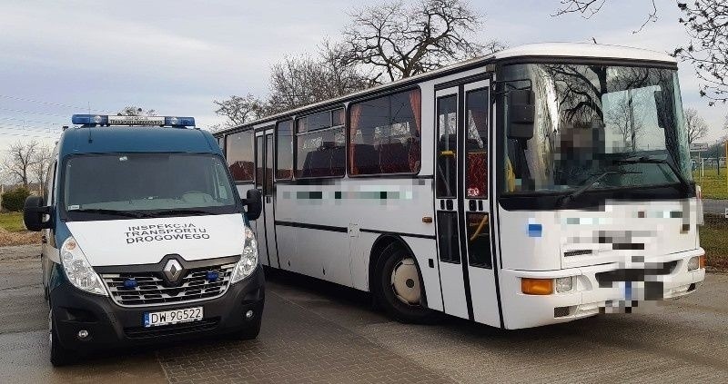 Zdezelowany autobus woził dzieci do szkoły [ZDJĘCIA]