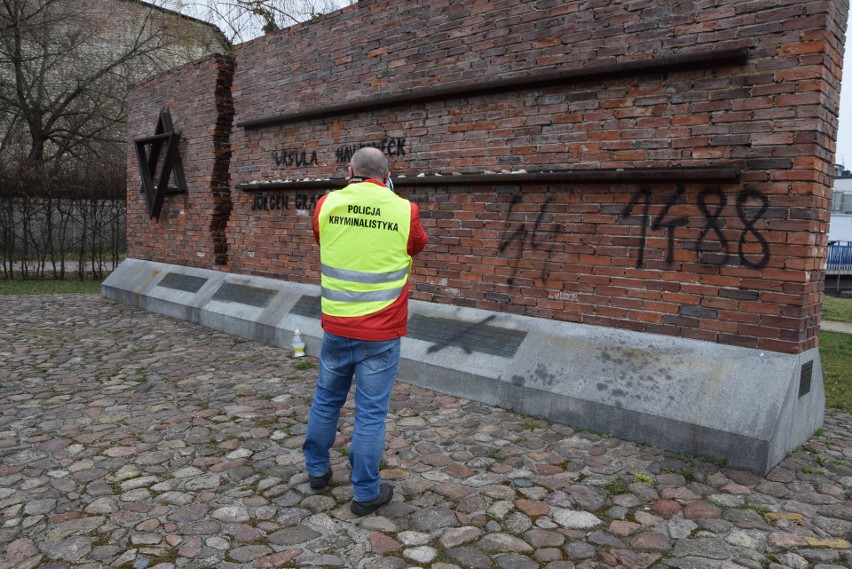 Nazistowskie symbole na Pomniku Pamięci Żydów w Częstochowie...