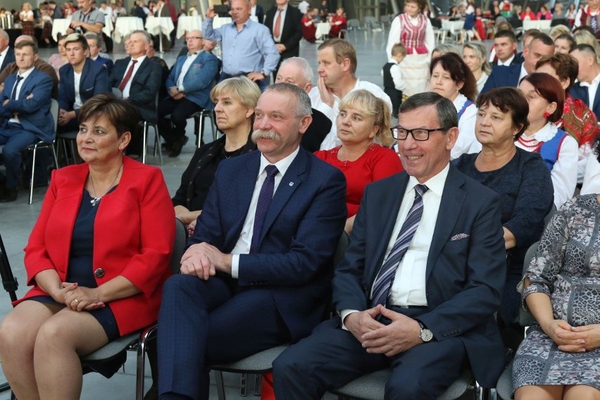 Laureaci z powiatu kieleckiego na gali Rolnik Roku 2018 w Kielcach. Tak odbierali laury i się bawili                                 