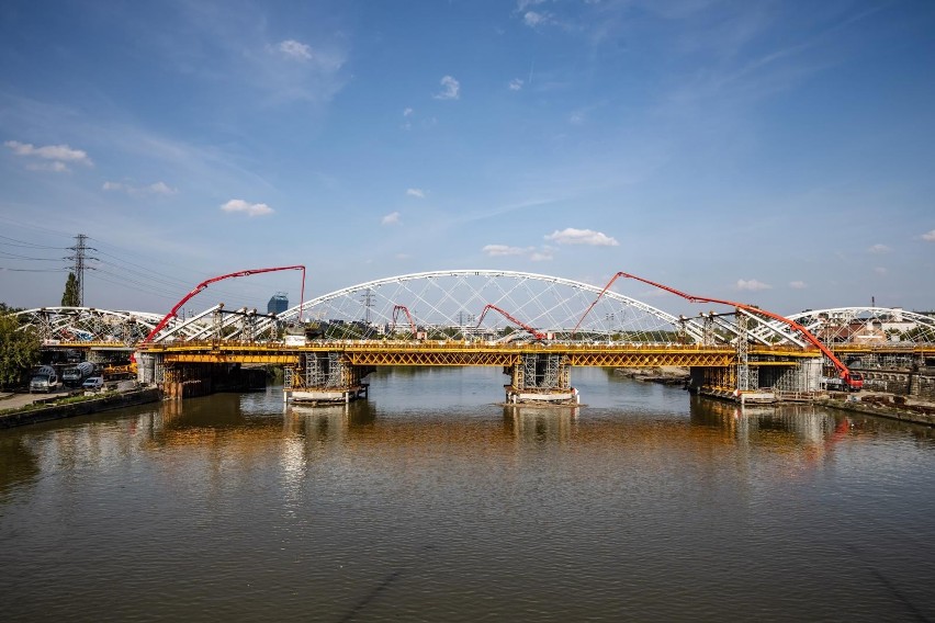 Kraków. Wielkie betonowanie nad Wisłą. Trwa budowa największego przęsła nowego mostu kolejowego [ZDJĘCIA]
