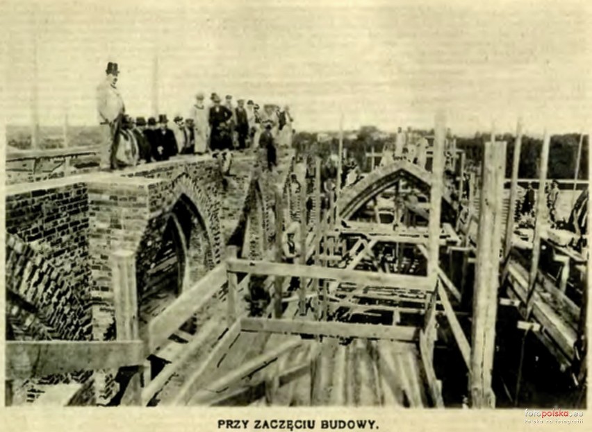 1901, początki prac murarskich przy budowie bazyliki.