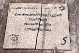 Chuligani zniszczyli tablice upamiętniające radomszczańskich Żydów [ZDJĘCIA]