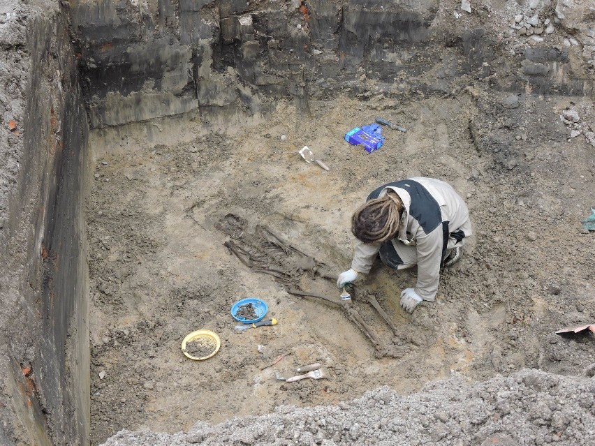 IPN odkrywa krwawą historię. Archeolodzy w byłej katowni UB odnaleźli szczątki ludzi [ZDJĘCIA]