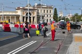 Chaos na placu Orląt Lwowskich. Remont zakończony, robotników nie ma, a chodzić i jeździć się nie da! Jak długo jeszcze?