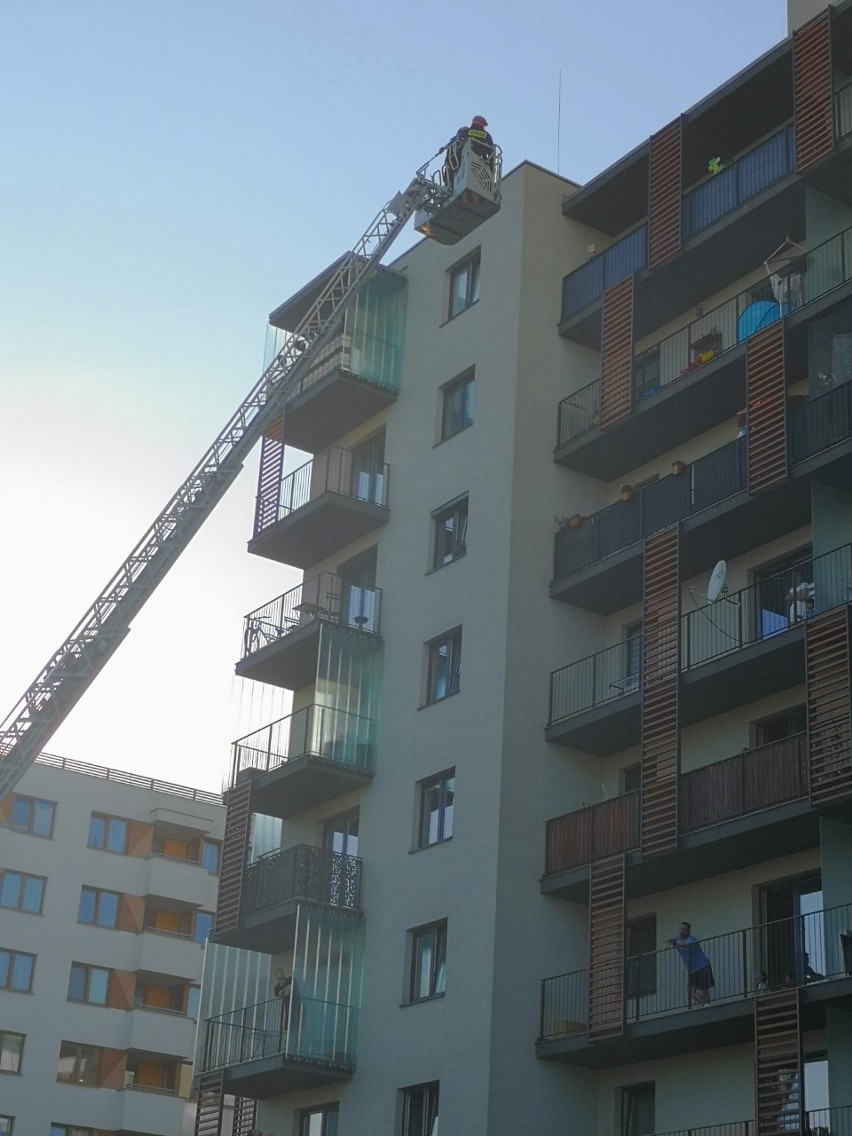 Kraków. Strażacy na pomoc mamie zamkniętej przez dziecko na balkonie [ZDJĘCIA]