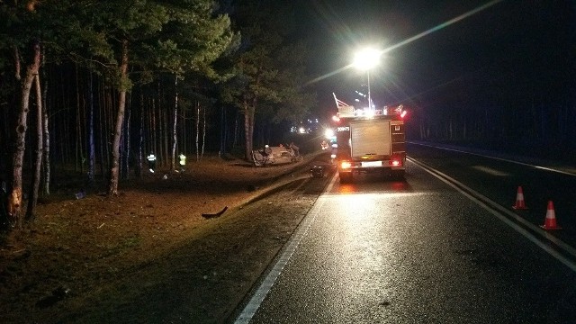Wczoraj wieczorem, na krajowej "10" ok. godz. 21.30 samochód osobowy bmw uderzył w drzewo,  po czym kilka razy koziołkował.