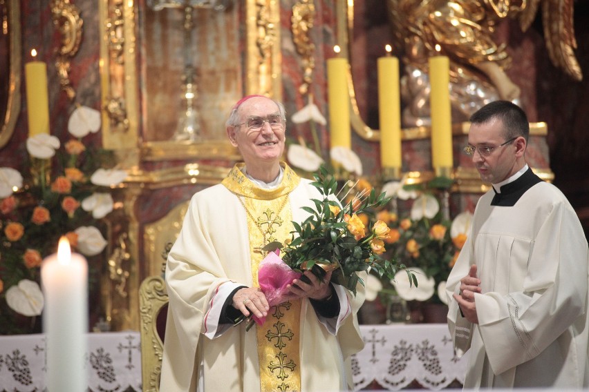 Witając jubilatów w katedrze biskup opolski Andrzej Czaja...