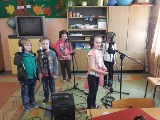 Niecodzienna lekcja muzyki w szkole w Makoszynie. Na zajęciach powstała płyta z kolędami [WIDEO]