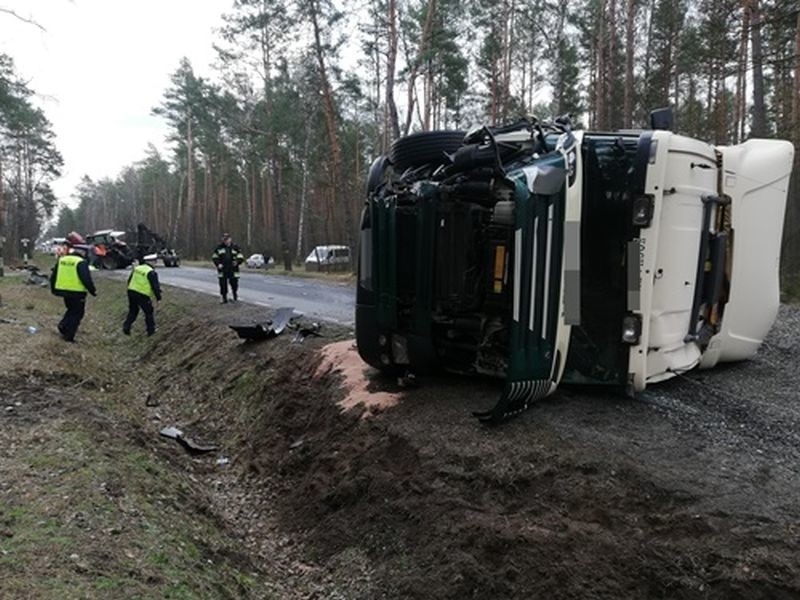 Wyszków. Poważny wypadek na trasie Wyszków-Łochów. Kierowca ciągnika w szpitalu. 18.02.2020 [ZDJĘCIA]