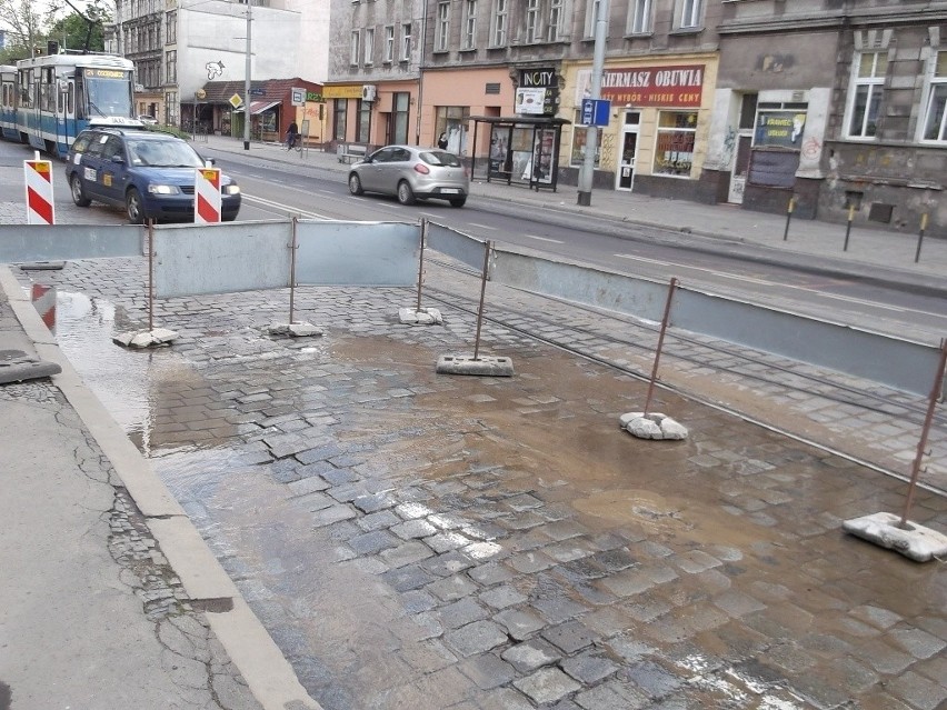 Wrocław: Pękła rura wodociągowa na pl. Staszica. Woda wylała się na ulicę (ZDJĘCIA)