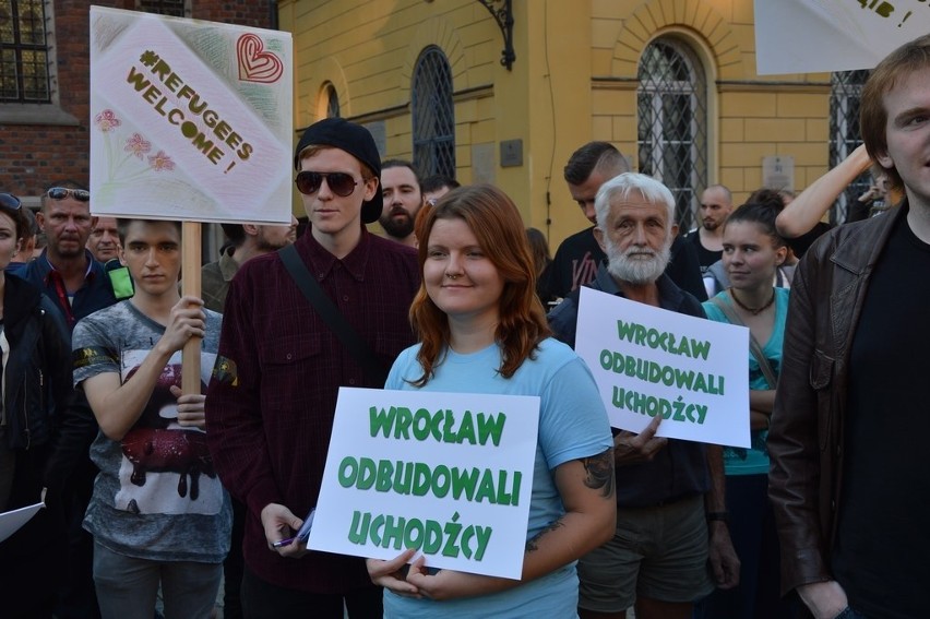 Wrocławianie wyrazili solidarność z uchodźcami. Pikieta w Rynku (ZDJĘCIA)