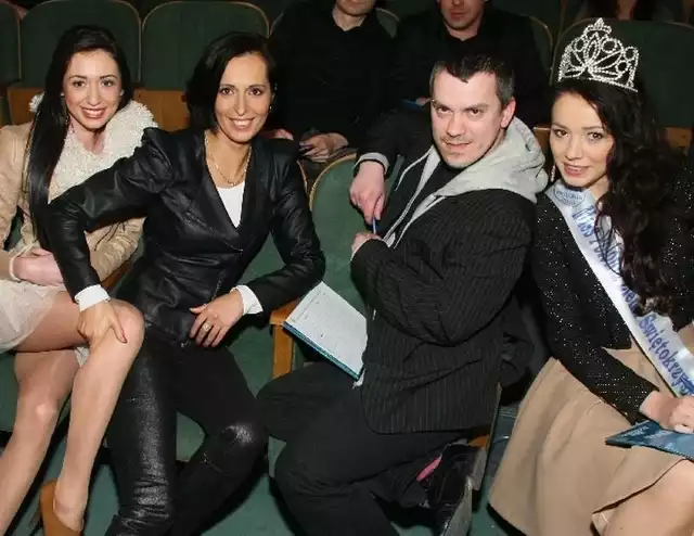 Ewelina Sahloul &#8211; Miss z 2009 roku, Anna Skuratowicz-Cedro &#8211; Miss z 1991 roku oraz Magda Brojewska &#8211; ciągle panująca nam królowa, a wśród nich stylista fryzur pięknych kobiet &#8211; Marcin Kwieciński.