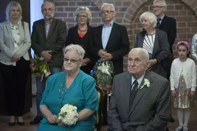 Dostojni jubilaci poznali się w 1954 roku na weselu siostry pani Bożeny - Genowefy i brata Andrzeja - Franciszka. Bożena miała wtedy 10 lat, a Andrzej 16.