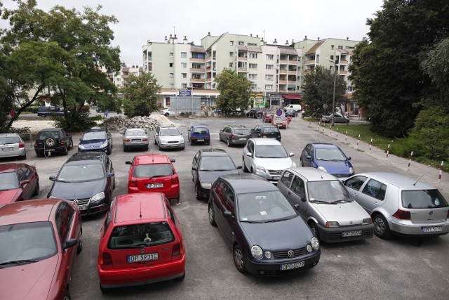 Parking przy ul. Spychalskiego.