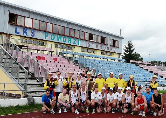 Uczestnicy stargardzkiego etapu rekordowego maratonu przed startem, z Kapelą Ludowo-Biesiadną z Marianowa, która przygrywa im podczas biegu.