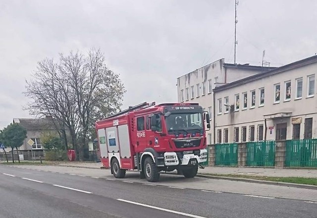 W sobotę w szkole i przedszkolu była prowadzona dezynfekcja. W niedzielę strażacy z miejscowego OSP wchodzili do szkoły, żeby przewietrzyć budynki.
