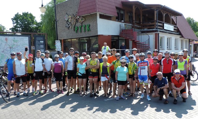 Nadgoplański Oddział PTTK w Kruszwicy był organizatorem rajdu rowerowego "Szlakiem Świętego Jakuba na trasie Kruszwica-Suchatówka-Kruszwica". W imprezie, która odbyła się w sobotę, 20 lipca, uczestniczyło 45 turystów rowerowych z: Kruszwicy, Inowrocławia, Radziejowa, Strzelna, Bydgoszczy, Słupcy, Poznania i okolic Płocka. Pokonali ponad 80-kilometrową trasę, która wiodła z Kruszwicy przez Jaronty, Parchanie (zwiedzono tam dworek gen. Władysława Sikorskiego), Lipie, Gniewkowo, do lasu w Zajezierzu. Tam rowerzyści obejrzeli Kanał Fryderykowski, a następnie ruszyli wzdłuż niego nad jez. Nowe w okolicach Suchatówki. Po krótkiej przerwie (a była ona potrzebna, bo żar lał się z nieba) powrót do Gniewkowa. Tam na terenie boiska Orlik czekały na turystów kiełbaski z grilla, kawa, herbata i słodkie drożdżówki. Po posiłku trzeba było ruszyć w dalszą trasę, a więc na gniewkowski Rynek, gdzie pod pomnikiem Władysława Białego wykonano obowiązkową rodzinną fotkę wszystkich uczestników imprezy. I dalej w drogę. Ścieżką rowerową do Wierzchosławic, a stamtąd do Szadłowic. W okolicach obwodnicy Inowrocławia ekipa ruszyła na Jacewo, a potem wjechała do Inowrocławia. Ciąg dalszy wycieczki przez Szymborze do Kruszwicy, pod Kolegiatę, gdzie nastąpiło oficjalne rozwiązanie rajdu.