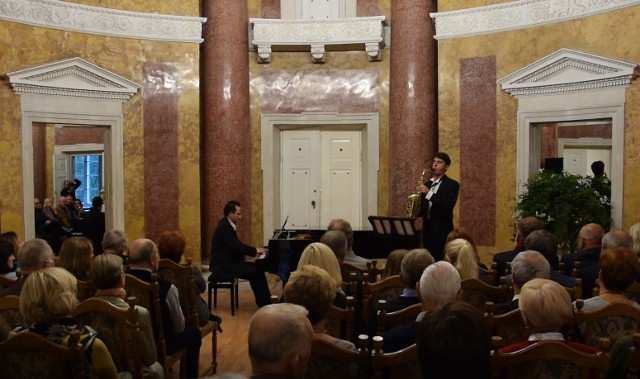 Koncert pod tytułem "Rodzina, ach rodzina" dał w Pałacu Lubostroń duet Brodski & Brodski, czyli ojciec i syn. Artystom na fortepianie towarzyszył Arkadiusz Szopa, całość prowadziła Urszula Guźlecka. O ile Vadima Brodskiego Pałac Lubostroń już gościł, a jego występy wzbudzały duży entuzjazm, dla syna Juliana koncert w dawnej posiadłości Skórzewskich był debiutem. Mówi się, że to jeden z ciekawszych saksofonistów młodego pokolenia na świecie. Nie mogło więc dziwić, że Sala Rotundowa pałacu zapełniła się miłośnikami muzyki w oryginalnej interpretacji. A usłyszeliśmy utwory (prezentowane na zmianę przez ojca bądź syna Brodskich) Glazunova, Bacha, Muczyńskiego czy Iberta. Na koniec artyści zafundowali licznie przybyłym Czardasza Montiego. Przypomnijmy: Vadim Brodski otrzymał pierwsze nagrody na wszystkich międzynarodowych konkursach skrzypcowych, w których uczestniczył: Wieniawskiego (Polska 1977), Paganiniego (Włochy 1984), Tibora Vargi (Szwajcaria 1984). Sukces na Konkursie Wieniawskiego przyniósł artyście wiele koncertów w najlepszych salach całej Europy. Niestety, ówczesne władze radzieckie zabroniły wyjazdów zagranicznych młodemu skrzypkowi, dlatego Vadim Brodski był „nie wyjezdnoj” przez prawie pięć lat. W 1981 roku przeprowadził się do Polski. Aktualnie mieszka we Włoszech. Jego syn Julian urodził się w 1998 roku w Rzymie. Zaczął grać na saksofonie pod przewodnictwem M. Roberta Todiniego i M. Paolo Rigliari. Był członkiem „Umbri Jazz Band”, z którym zagrał na wielu ważnych wydarzeniach, takich jak: „Festival dei 2 Mondi, Spoleto”, „Federico Cesi Festival”, „Gubbio Summer Festival”, „Bydgoszcz – Rzeka Muzyki” i „25 lat Centrum Paderewskiego ”.Został również zaproszony jako solista do kilku orkiestr, takich jak: „Orkiestra Konserwatorium w Benevento”, „Orkiestra Symfoniczna San Remo”, „Cappella Gedanensis”, „Orkiestra Symfoniczna Rzeszów” i „Orkiestra Symfoniczna Karola Namysłowskiego”. Obecnie uczęszcza do konserwatorium w Pesaro (Włochy), studiując u M.Federico Mondelci.