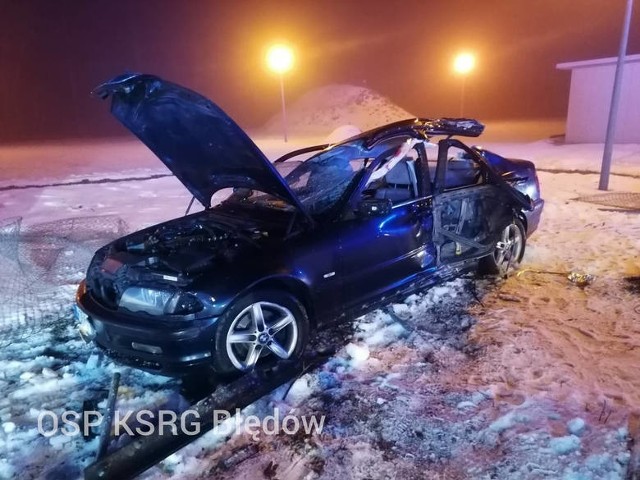 Wielką nieodpowiedzialnością i głupotą popisał się 17-latek z powiatu grójeckiego, który w niedzielną noc, 21 lutego, pijany i bez prawa jazdy wsiadł do BMW, a swoją podróż zakończył na drzewie. W wyniku zdarzenia dwóch pasażerów trafiło do szpitala.Poważny wypadek w powiecie grójeckim. Pijany 17-latek jechał BMW i uderzył w drzewo. Pasażerowie w szpitalu