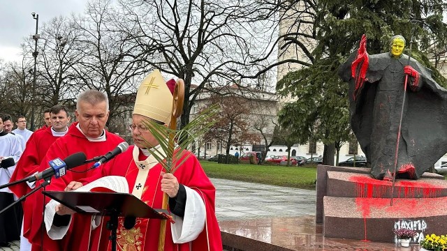 Arcybiskup Grzegorz Ryś w niedzielę rozpoczął mszę przed pomnikiem Jana Pawła II w Łodzi. Zobaczcie na zdjęciach co działo się w niedzielę przed pomnikiem. Jest też przejmujący film.