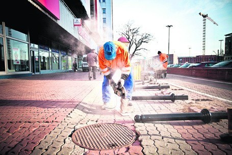 W tym roku, zamiast na nowe ścieżki rowerowe, miasto wydało 4 mln zł np. na słupki odgradzające ścieżki od chodnika. Są już montowane przy Centralu II.