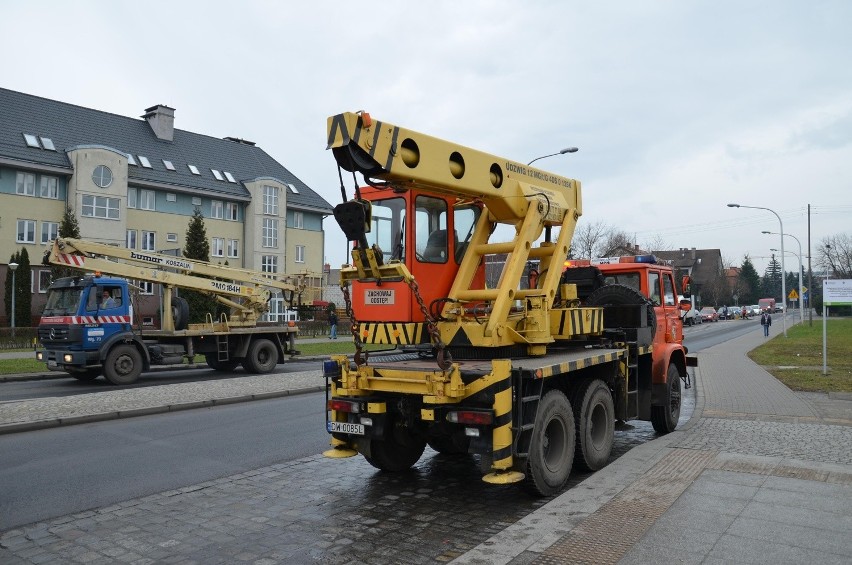 Wrocław, akcja dźwigów MPK przy wykolejeniu Tramwaju Plus na...