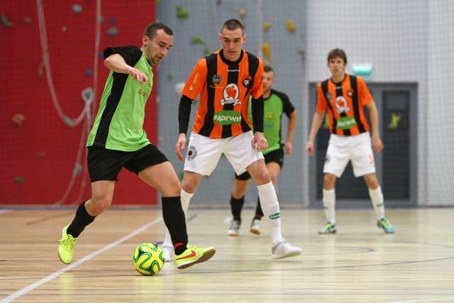 Dawid Kawka (w pomarańczowo-czarnej koszulce) ostatnio borykał się z kontuzją. W sobotę ma wrócić do składu FC Toruń
